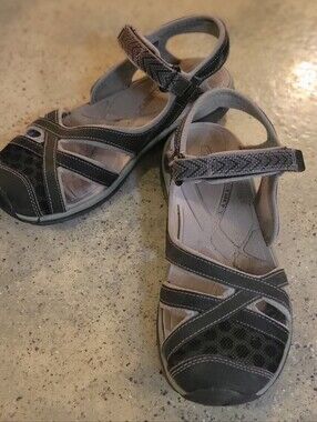 Women’s Keen Size 7 Closed Toe Gray Sandals - EUC